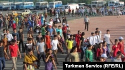 Türkmenabadyň zähmet stadionynda Garaşsyzlyk baýramynda geçiriljek çärelere taýýarlyk görýän ýaşlar. 2013 ý.