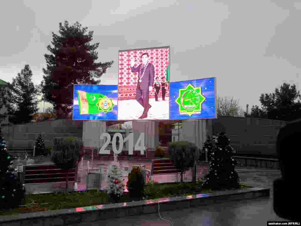 Türkmenbaşy prospektiniň we öňki Engels köçesiniň çatrygyndaky täze ýyl bezegi