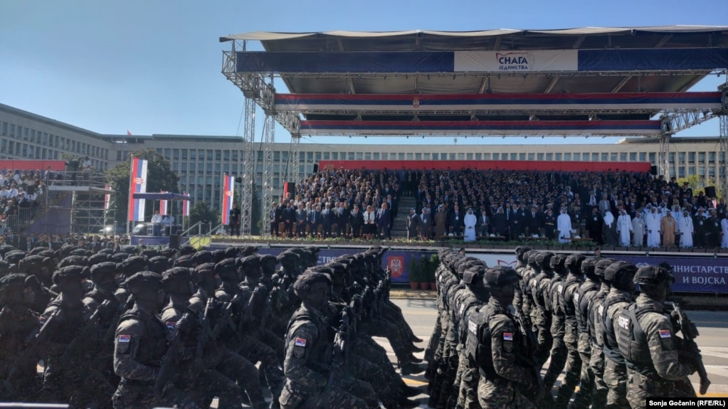Pjesëtarë të njësitit "Kobrat" parakalojnë në paradën ushtarake në Beograd.