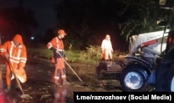 Коммунальные службы Севастополя всю ночь работают на улицах города во время шторма, октябрь 2026 года