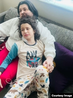 გაბრიელი დედასთან ერთად