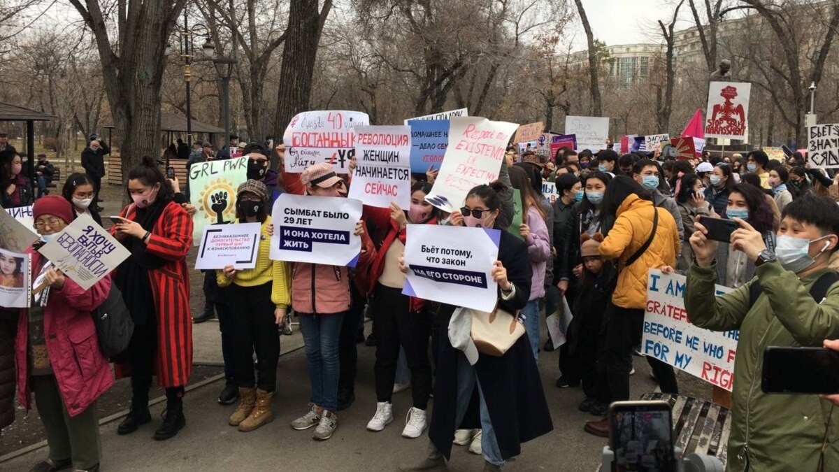 Шествие феминисток в Алматы завершилось митингом у памятника Уалиханову