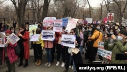 Участницы марша за гендерные права. Алматы, 8 марта 2021 года.