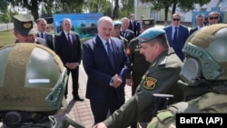 Александр Лукашенко с белорусскими военными