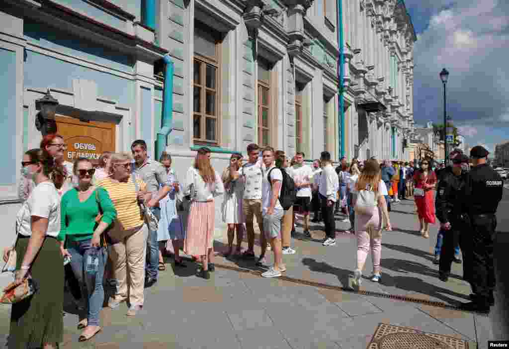 Черга біля білоруського посольства у Москві, де розташована виборча дільниця 