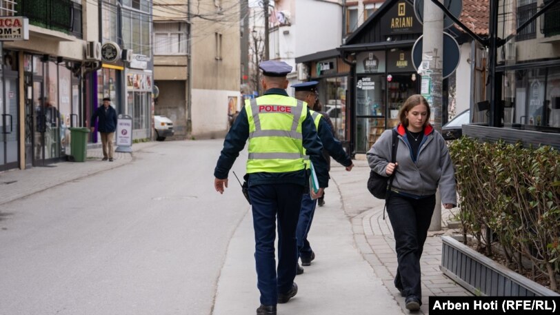 Dva policajca na ulicama grada Vučitrna.