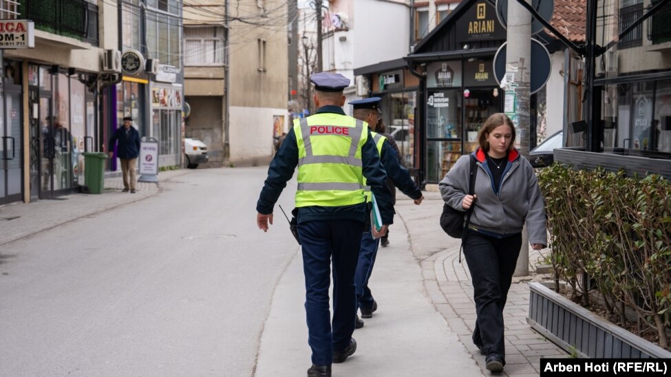 Dy policë në rrugët e qytetit të Vushtrrisë.