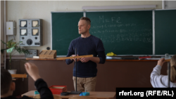 В'ячеслав Стецько – він же Вчитель Слава, під час уроку фізики у семикалсників
