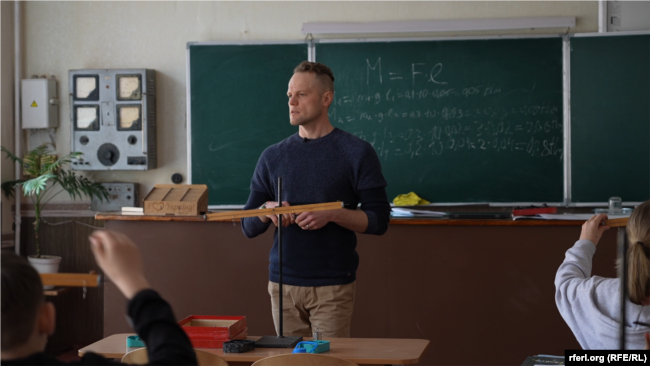 В'ячеслав Стецько – він же Вчитель Слава, під час уроку фізики у семикалсників