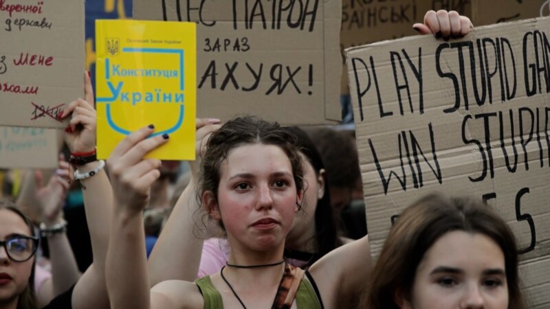 Ukrainian Protesters Claim 'Temporary Victory' As Zelenskyy Submits New Bill