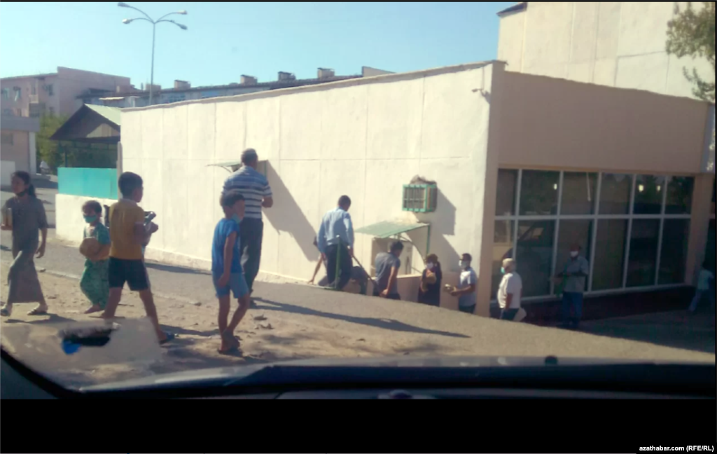 Döwlet eýeçiligindäki çörekçi. Uly adamlar, şol sanda çagalar çörek gutarmanka ýetişmek üçin ylgaýar.&nbsp;&nbsp;