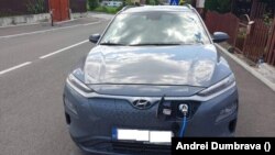 Mașină electrică la încărcat