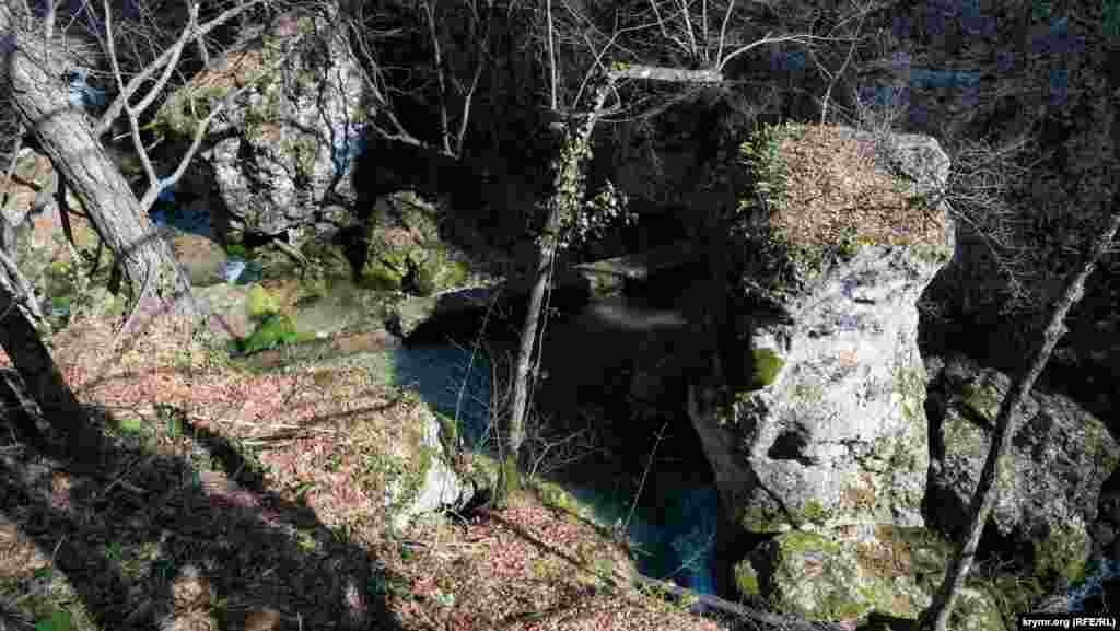 Дно реки Биюк-Узенбаш завалено каменными глыбами&nbsp;