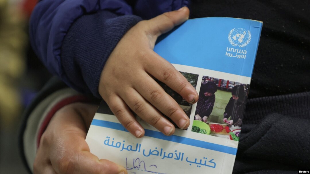 یک کودک فلسطینی در یک مرکز بهداشتیزیر نظر اونروا در یک اردوگاه