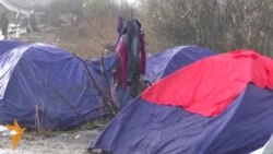 Qindra migrantë mbesin të bllokuar