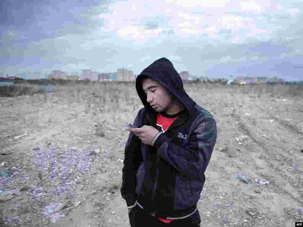 Russia - A Tajik migrant worker sends a message on his mobile phone in Moscow, 23Sep2009 - DV583351 Object name RUSSIA - TAJIKISTAN - RELIGION - RIGHTS - WOMEN - TECHNOLOGY RUSSIAN FEDERATION, Moscow : TO GO WITH AFP STORY BY Akbar BORISOV A Tajik migrant worker sends a message on his mobile phone in Moscow on September 23, 2009. Stuck working abroad for years at a stretch to escape Tajikistan's crushing poverty, some men have begun divorcing their wives using short mobile text messages (SMS), sowing confusion, heartbreak and destitution back home. AFP PHOTO / OXANA ONIPKO 