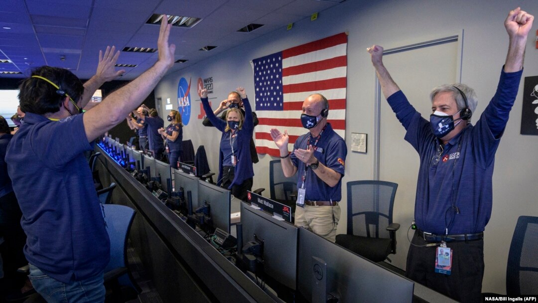Slavlje u NASA centru za kontrolu misije nakon što je rover sletio na Mars