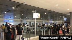 Stambul aeroportyndaky ýolagçylar