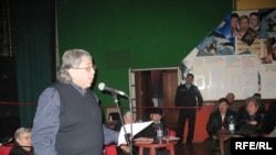 Председатель правления Союза художников Еркин Мергенов подводит итоги пленума. Алматы, 19 ноября 2008 года. 