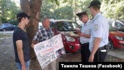 Акмәчеттә Караметовка ирек таләбе белән пикетка чыккан активистларны тоткарлау, 14 август 2017
