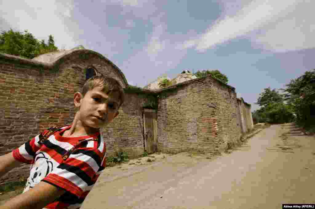 Astara rayonu, Ərçivan qəsəbəsi. "Kərbəlayi Həmid Abdulla hamamı". 1806-cı ildə tikilmiş bu hamam hələ də ayaq üstdədir. Divarları topdağıtmaz. Hamam kimi istifadə oluna bilər. Turizmin inkişafına öz töhvəsini verə bilər. Di gəl ki, o, tərki-dünya yaşayır. Ya heç kim onu görmür, ya da o görünmək istəmir. İtirən isə Azərbaycandır.