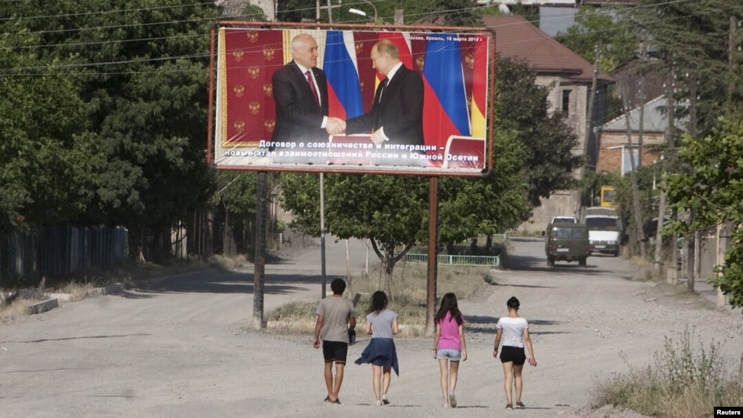 Не верят в искренность сограждан и сами ленингорцы. Подобные обращения в больших количествах стали поступать в органы власти сразу после августовской войны