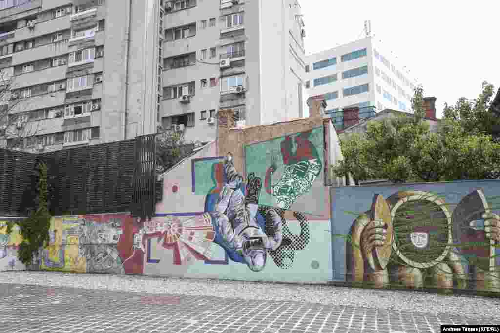 Maria Balan, John Dot S, Robert Obert és Pisica Patrata &quot;A történelmen kívül&quot; című alkotása egy bukaresti lakótelep udvarának falán látható.