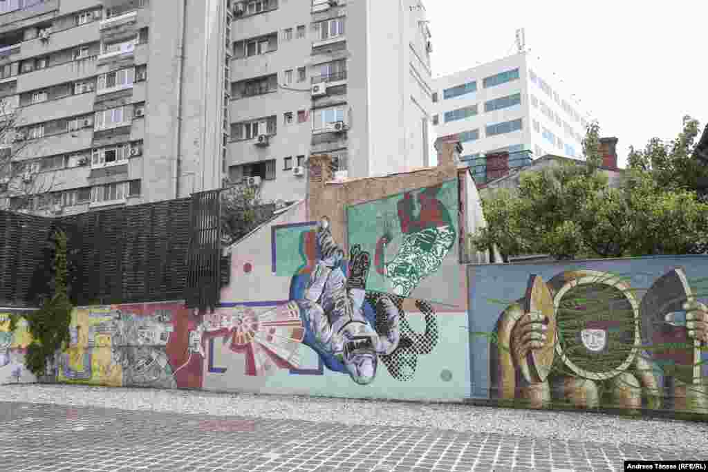 Outside Histories, a 2019 work by Maria Balan, John Dot S, Robert Obert, and Pisica Patrata in the courtyard of the Scena 9 Residence in Bucharest.