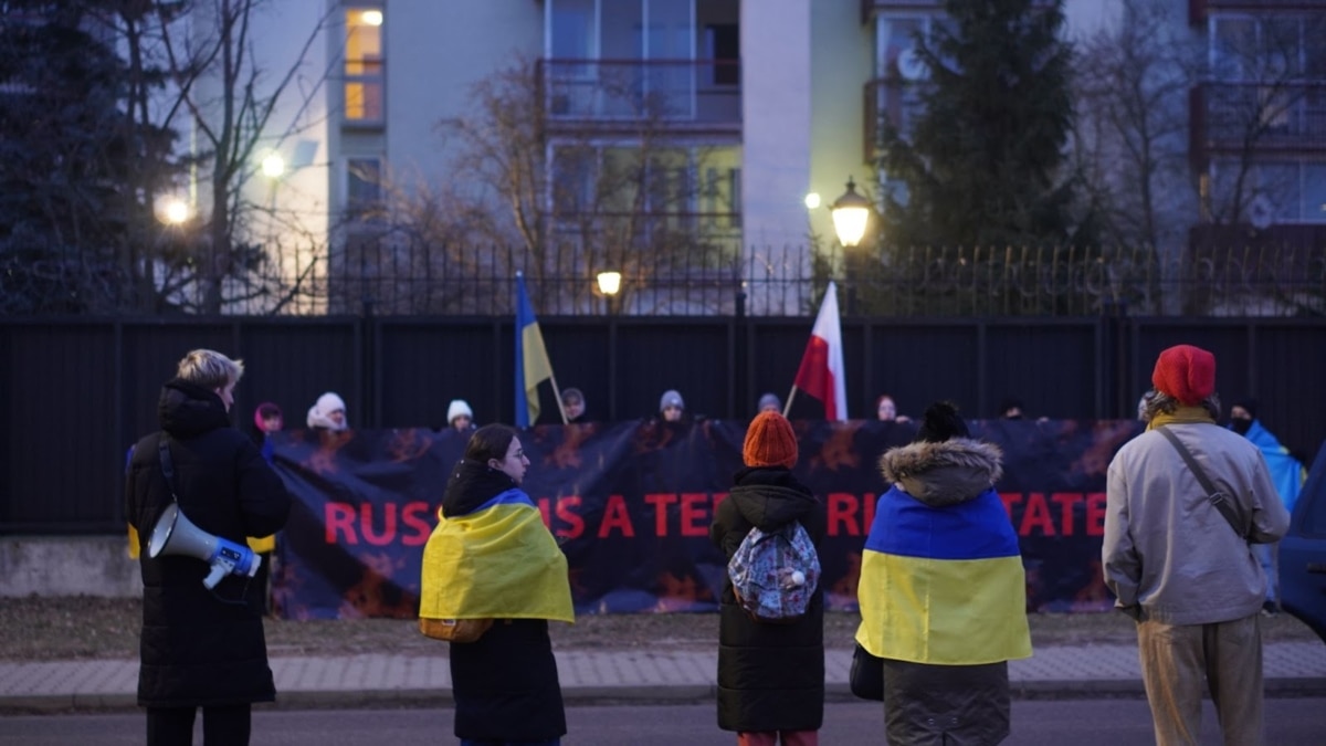 Активісти у Варшаві прокинули російських дипломатів під звуки сирен