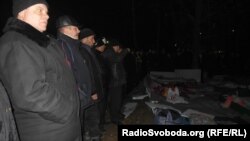 Товариші померлого Геннадія Конопльова вшановують його пам'ять...