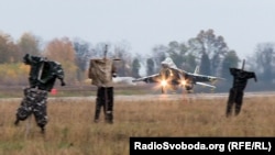 Винищувач МіГ-29 Повітряних сил ЗСУ підіймається в небо з військового аеродрому поблизу Києва, 2021 рік