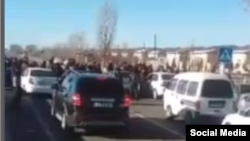  Митингующие перекрыли дорогу в Пахтакорском районе Джизакской области 11 января - скриншот видео