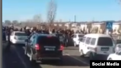 11 января жители махалли «Навбахор» Пахтакорского района Джизакской области в знак протеста против дефицита электроэнергии перекрыли участок дороги Навбахор-Учтепа-Джизак.