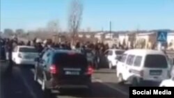 Митингующие перекрыли дорогу в Пахтакорском районе Джизакской области 11 января – скриншот видео.