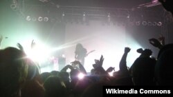 Aýdymçy sahnada çykyş edýär.