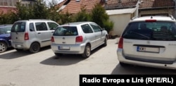 Vetura me targa regjistrimi KM, në veri të Mitrovicës.