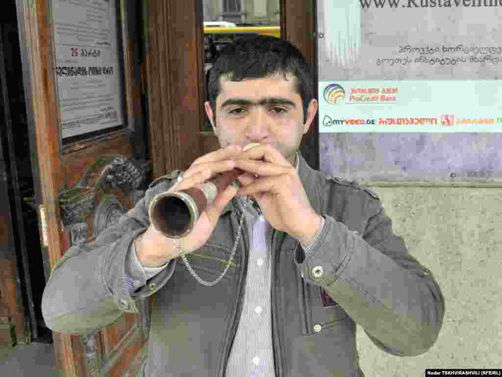 ნოვრუზ ბაირამი თბილისში - საქართველოში მცხოვრები ეთნიკური აზერბაიჯანელები ნოვრუზ ბაირამს აღნიშნავენ. დღესასწაული კულმინაციას 21 მარტს - გაზაფხულის ბუნიობის დროს აღწევს. ტრადიციულად დღესასწაულის აღნიშვნა რამდენიმე კვირით ადრე იწყება. ამ მხრივ გამონაკლისი არც თბილისია, სადაც საზეიმო კონცერტს რუსთაველის თეატრმა უმასპინძლა.