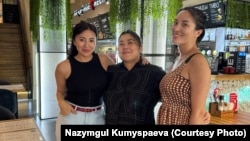 Журналистка Назымгуль Кумысбаева и переводчицы Гульмира Мухамеди и Ботагоз Дузелбаева летом 2025 года