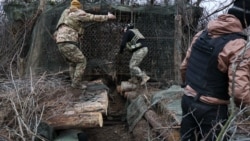 Артилеристи 65-ї омбр ЗСУ готують свою 155-мм самохідну гаубицю А-109 на передовій у Запорізькій області. 18 березня 2026 року