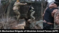 Украински артилеристи подготвят 155-милиметрова самоходна гаубица на фронтовата линия в Запорожска област, 25 март 2026 г.