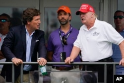 Tucker Carlson és Donald Trump 2022. július 31-én