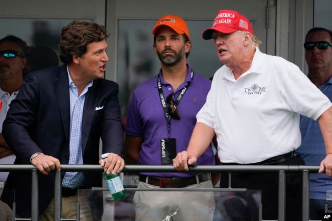 Tucker Carlson dhe Donald Trump në një turne golfi. korrik 2022