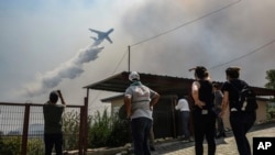 Turski avion pomaže u gašenju požara u selu nadomak Manavgata u Antaliji (1. avgust 2021.)