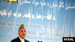 ښاغلي كرزي وويل، چې په افغانستان كې د نشه يي توكو په كښت او توليد كې نړېوال مافيا او ځينې نورې ډلې لاس لري 