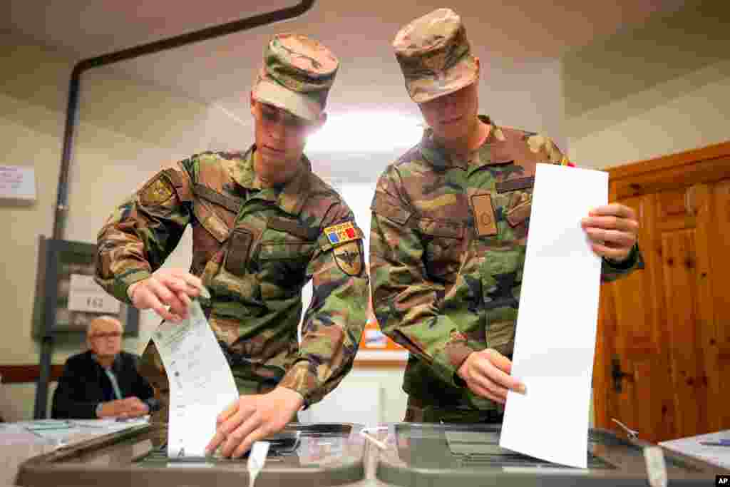 Katonák dobják be voksukat az urnába Kisinyovban a szeptember 28-i moldovai választásokon