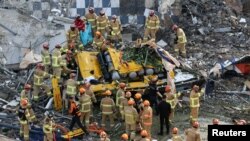 Vatrogasci tragaju za putnicima iz autobusa zarobljenog ruševinama srušene zgrade u Gwangjuu u Južnoj Koreji, 9. juna 2021. 