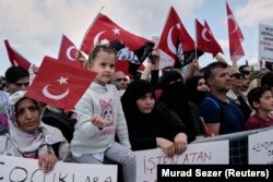 Акция протеста против карантинных мер в связи с пандемией коронавирусной инфекции в Стамбуле, 11 сентября 2021 года