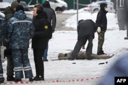 Anchetatorii și experții poliției lucrează lângă un cadavru la locul exploziei, care l-a ucis pe comandantul trupelor de apărare chimică, biologică și împotriva radiațiilor ale forțelor armate ruse, Igor Kirillov, și pe asistentul său, potrivit Comitetului rus de anchetă.