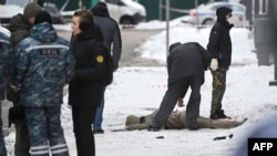 Hetues dhe ekspertë të policisë pranë një trupi të pajetë në vendin e shpërthimit në Moskë, ku u vranë shefi i forcave mbrojtëse bërthamore ruse dhe asistenti i tij, më 17 dhjetor.