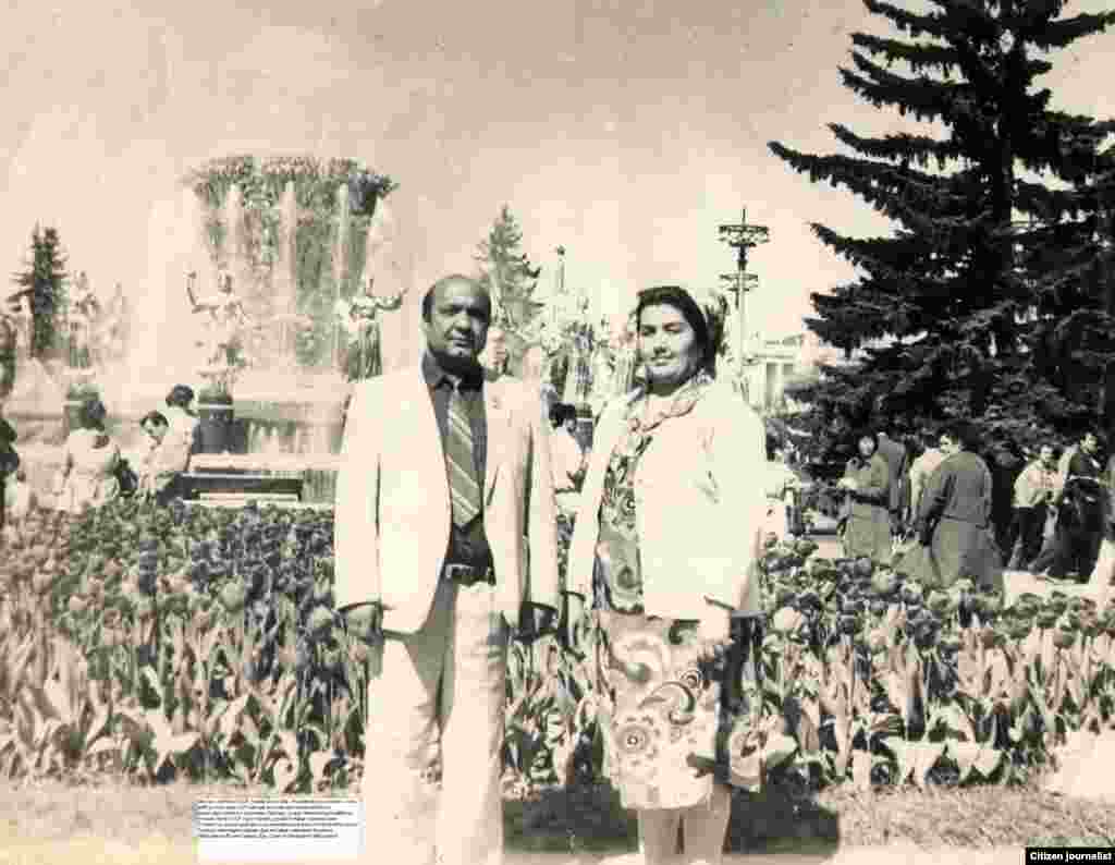 Tajikistan -- Ба озмуни "Ман дар СССР зистаам" - Москав – пойтахти СССР, 5 майи соли 1990 – Рӯзи Матбуоти шӯравӣ – соле қабл аз пошхӯрии СССР ман дар аввалин фестивали матбуотӣ (пресс-фестиваль)-и рӯзномаи «Правда», ки дар Намоишгоҳи Комёбиҳои Хоҷагии Халқи СССР сурат гирифт, қатори 6 нафар журналистони Тоҷикистон ширкат доштам ва рӯзноманигорони вилояти Ленинобод (алҳол Суғд)-ро намояндагӣ кардаам. Дар ин сафар ҳамсарам Моҳинисо Иброҳимова бо ман ҳамроҳ буд. Сурат аз Маҳмудҷон ИброҳимовГузошта шуд аз ҷониби Махмудчон Иброхимов